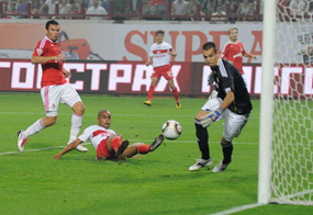 Веллитон забивает первый гол в матче, фото sports.ru