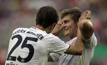 Кроос и Мюллер празднуют взятие ворот, АР