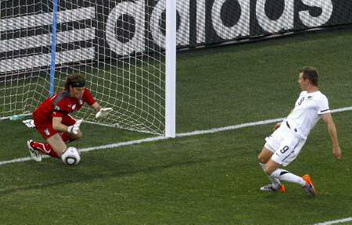 Гол Смельца в ворота Скуадры Адзурры, Reuters