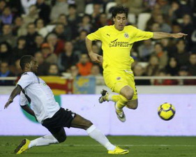 Капдевила взлетает над грешной землей, Reuters