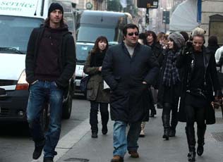 Ибра, Райола и группа неопознанных лиц различных национальностей