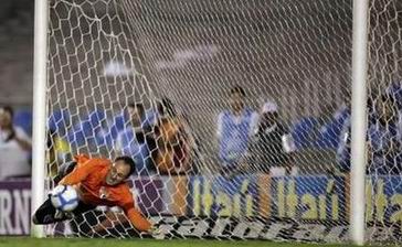 Рожерио Сени отбивает пенальти, Reuters