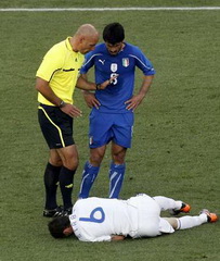 Рино над очередной своей жертвой, Reuters