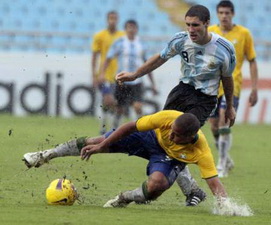 Сукулини в матче за аргентинскую молодежку, Reuters