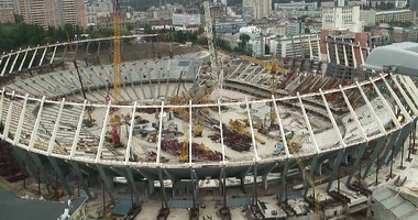 На Олимпийском устанавливают последние десять колонн