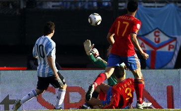 Месси открывает счет, фото Reuters