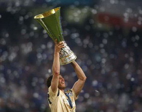 Ширл с Кубком УЕФА, Reuters