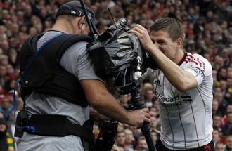 На радостях даже камеру расцеловал, фото Reuters