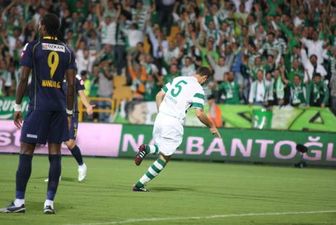 Хюсейн мчится отмечать гол, sabah.com.tr