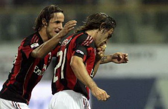 Антонини поздравляет Пирло с шедевральным голом, Reuters