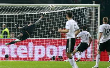 За миг до первого гола, Reuters