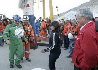 Шахтер Франклин Лобо, бывший профессиональный футболист, демонстрирует свое мастерство - Reuters