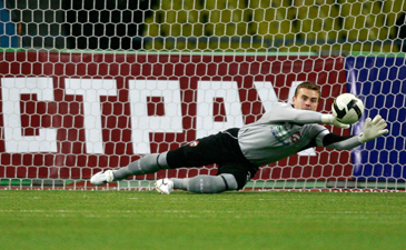 Игорь Акинфеев берет пенальти, фото yourfootball.org
