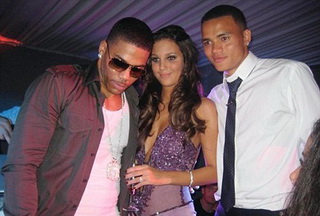 Дженас с невестой и Нелли, фото dailymail.co.uk