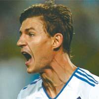 Максим Шацких все забивает и забивает...