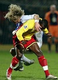 Буквально через несколько сеунд Сэведжа вынесут, фото АР