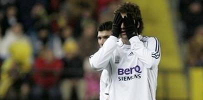 Стыдно Гонсало Игуаину. На заднем плане - успевший к такому привыкнуть Хосе Антонио Рейес, фото AP