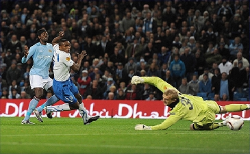 Адебайор оформил трех-трик, РА