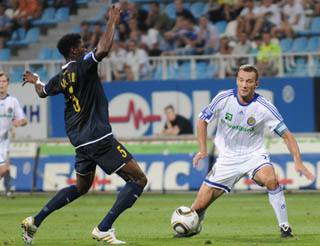 Аделейе против Шевченко, фото Ильи Хохлова, Football.ua 