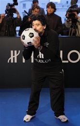 День рожденья, грустный праздник (с), AP Photo