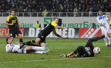 Артем Милевский забивает второй гол. Фото И.Хохлова, football.ua
