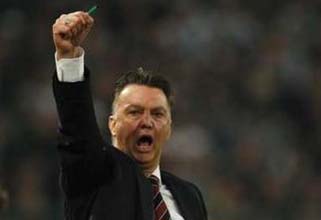 Ван Гаал спешит в раздевалку! Фото Reuters