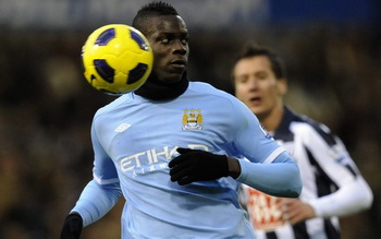 Бью по мячу, но и по сопернику не против, фото Reuters