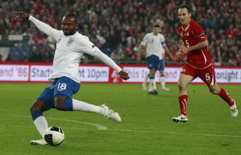 Бент забивает в ворота швейцарцев свой первый гол за сборную, фото Reuters