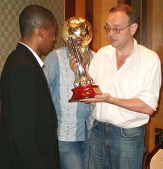 Один из болельщиков пришел с подарком :)