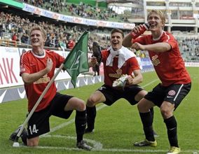 Шюррле (слева), Холтби (справа) и венгр Салаи, АР