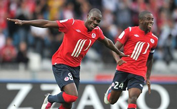 Мусса Соу (слева)