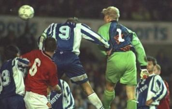 Шмейхель забивает в ворота Ротора