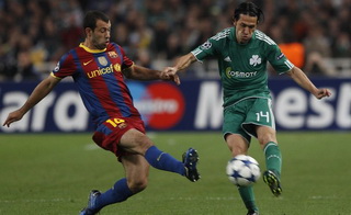 Игрок Барсы против ее воспитанника, фото Reuters