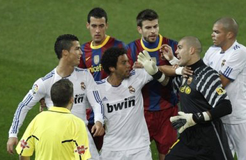 Бускетс готовится упасть, фото AP