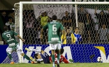 Рафаэл Моура открывает счет, AP Photo