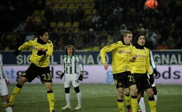 Малыш Кагава забивает головой, фото АР