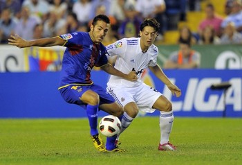 Хави Торрес против Езила, фото dlcache.indiatimes.com