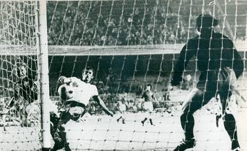 Стин открывает счет в матче, midlandsmemorabilia.com