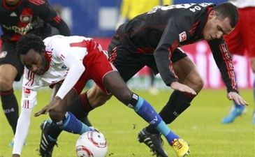 Аугусто знал, где мяч искать, AP Photo