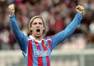 Макси Лопес празднует, АР