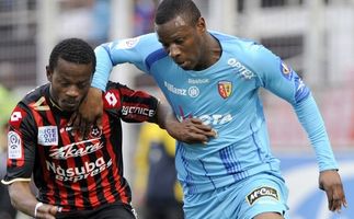 Бакари (справа) против Кулибали из Ниццы, Getty Images