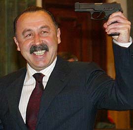 Из этого пистолета стреляли в Динамо  