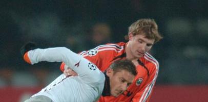 Александр Кучер в борьбе с Тотти, shakhtar.com