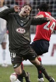 Борьба - главный признак этого матча, фото Reuters