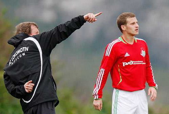 А вооон в тот клуб за мной пойдешь? фото ФК Локомотив