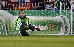 Защитник, снайпер и вратарь, AP Photo