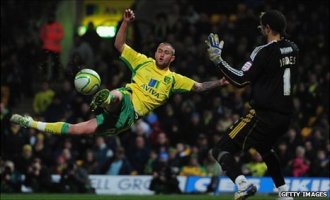 Лэнсбери забивает победный гол, фото bbc.co.uk