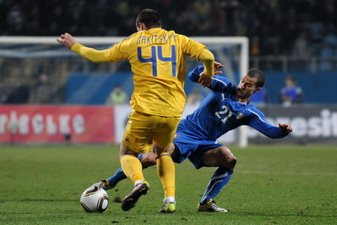 Джовинко против Ракицкого, фото Ильи Хохлова, Football.ua