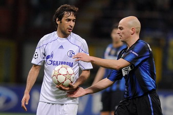 Камбиассо спешит забивать мячи, Reuters