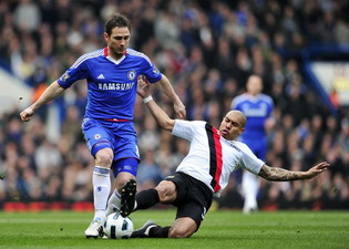 Де Йонг совершает очередной подкат, Reuters